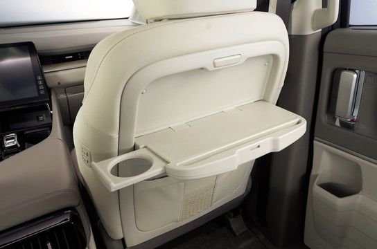 Складной столик на заднем сиденье