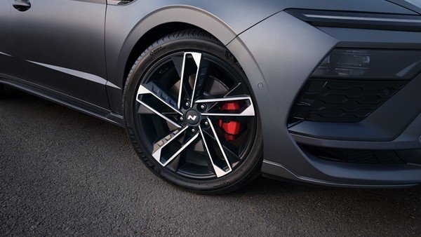 Спорттық дизайндағы эксклюзивті, жеңіл қорытпалы R19 дискілері.