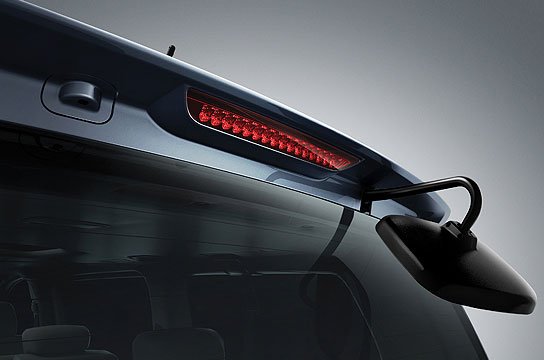 Задний спойлер с верхним огнем стоп-сигнала (HMSL)